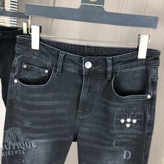 。Dior。2025秋冬高级时装感,超柔牛仔面料 , 浅色洗水牛仔裤。面料很特殊,超细精仿棉纱混纺,超柔 。Dior。2025秋冬高级时装感,超柔牛仔面料 , 浅色洗水牛仔裤。面料很特殊,超细精仿棉纱混纺,超柔
