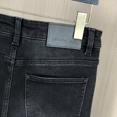 。Dior。2025秋冬高级时装感,超柔牛仔面料 , 浅色洗水牛仔裤。面料很特殊,超细精仿棉纱混纺,超柔 。Dior。2025秋冬高级时装感,超柔牛仔面料 , 浅色洗水牛仔裤。面料很特殊,超细精仿棉纱混纺,超柔