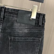 。Polo。2025秋冬高级时装感,超柔牛仔面料 , 浅色洗水牛仔裤。面料很特殊,超细精仿棉纱混纺,超柔 。Polo。2025秋冬高级时装感,超柔牛仔面料 , 浅色洗水牛仔裤。面料很特殊,超细精仿棉纱混纺,超柔