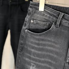 。Polo。2025秋冬高级时装感,超柔牛仔面料 , 浅色洗水牛仔裤。面料很特殊,超细精仿棉纱混纺,超柔 。Polo。2025秋冬高级时装感,超柔牛仔面料 , 浅色洗水牛仔裤。面料很特殊,超细精仿棉纱混纺,超柔