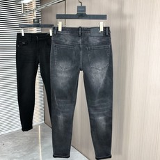 。Polo。2025秋冬高级时装感,超柔牛仔面料 , 浅色洗水牛仔裤。面料很特殊,超细精仿棉纱混纺,超柔 。Polo。2025秋冬高级时装感,超柔牛仔面料 , 浅色洗水牛仔裤。面料很特殊,超细精仿棉纱混纺,超柔