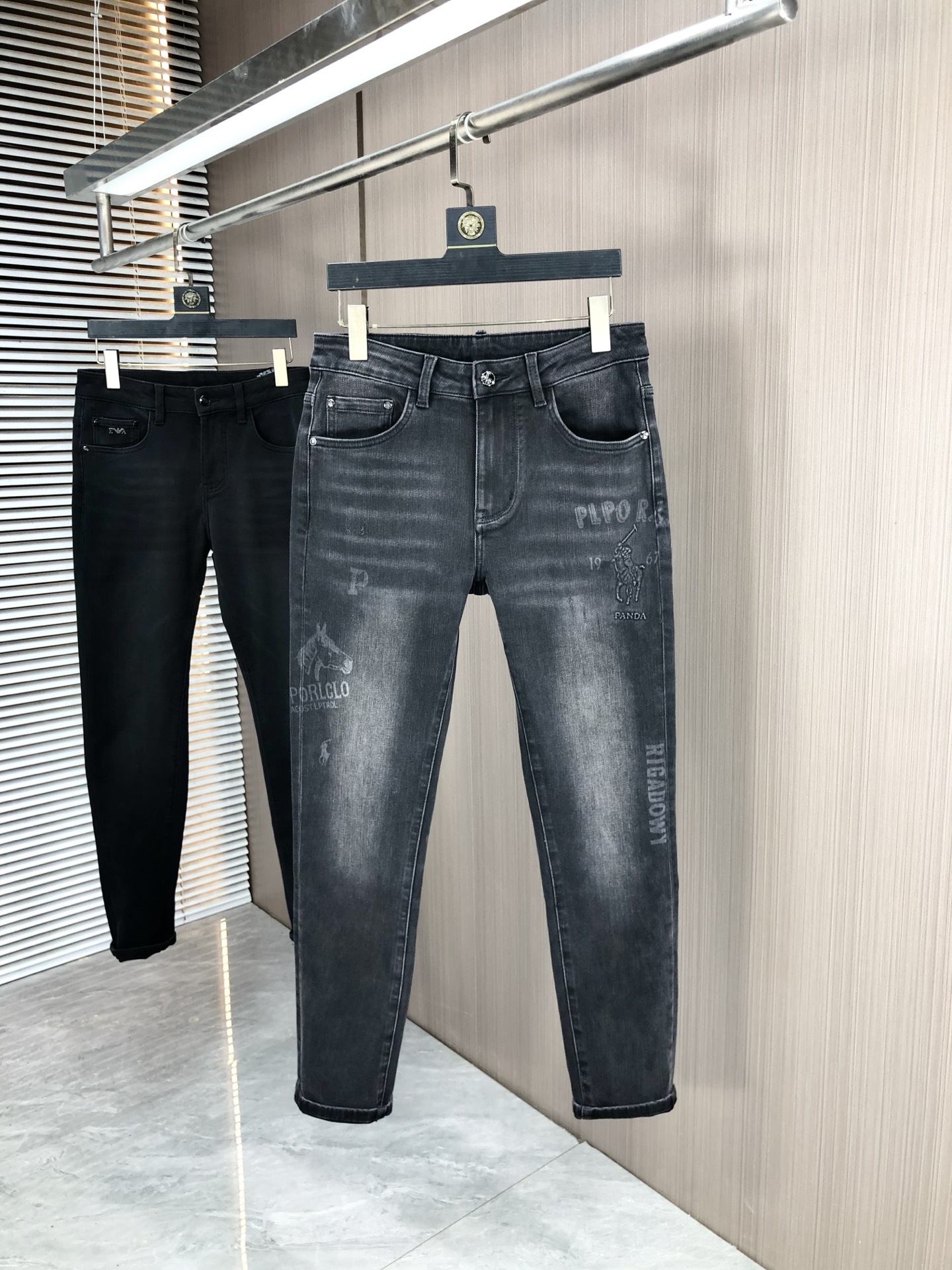 NO:530004,.Polo.2025 autumn and winter high-end fashion sense, super soft denim fabric, light-colored washing jeans. The fabric is very special, super fine imitation cotton yarn blend, super soft and comfortable. It has a casual and casual sense of denim, and 5 also has a relaxed and fashionable feeling. The cloth is refreshing, slightly stretchy, super soft and long-lasting, the whole pants are all traditional hand-wiping technology, natural stone grinding and light fermentation washing. Details are exquisite. Size 29-38,,jeans,alexander wang19860909.Polo.2025秋冬高级时装感,超柔牛仔面料 , 浅色洗水牛仔裤. 面料很特殊,超细精仿棉纱混纺,超柔舒适感. 具备牛仔随性感 ,休闲感 ,5亦有轻松感 ,时尚感. 布面清爽,微弹力,超柔穿着时间长, 整条裤子全传统手擦工艺,自然石磨轻酵洗水.细节精致感. 尺码29-38,,jeans,alexander wang,Men's clothing