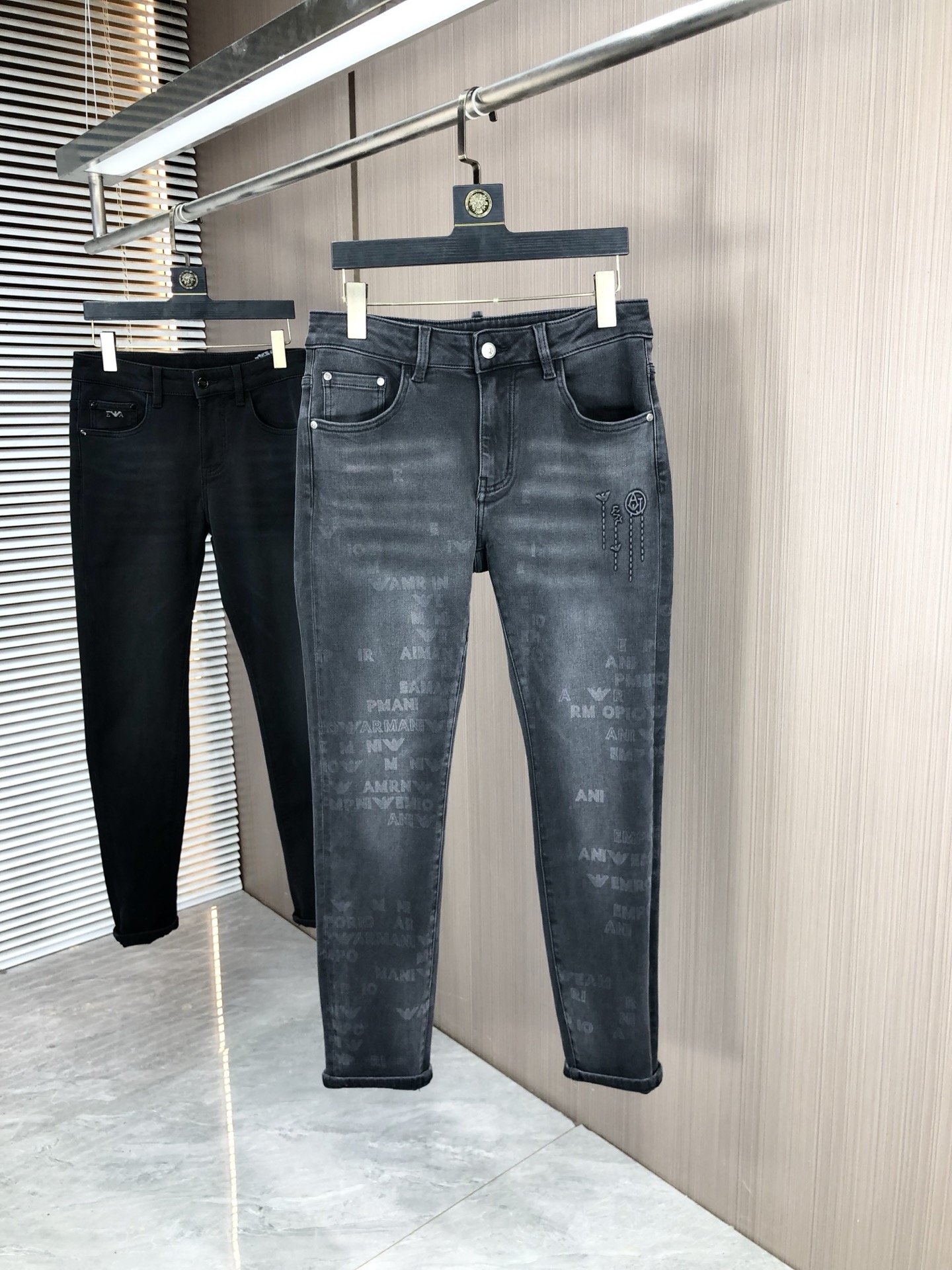 NO:529162,.Amani. 2025 autumn and winter high-end fashion sense, super soft denim fabric, light-colored washing jeans. The fabric is very special, super fine imitation cotton yarn blend, super soft and comfortable. It has a casual and casual sense of denim, and 5 also has a relaxed and fashionable feeling. The cloth is refreshing, slightly stretchy, super soft and long wearing time, the whole pants are all traditional hand-wiping technology, natural stone grinding and light fermentation washing. Details are exquisite. Size 29-38,,armani, jeans, alexander wang19860909.阿玛尼.2025秋冬高级时装感,超柔牛仔面料 , 浅色洗水牛仔裤. 面料很特殊,超细精仿棉纱混纺,超柔舒适感. 具备牛仔随性感 ,休闲感 ,5亦有轻松感 ,时尚感. 布面清爽,微弹力,超柔穿着时间长, 整条裤子全传统手擦工艺,自然石磨轻酵洗水.细节精致感. 尺码29-38,,armani,jeans,alexander wang,Men's clothing