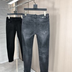 。阿玛尼。2025秋冬高级时装感,超柔牛仔面料 , 浅色洗水牛仔裤。面料很特殊,超细精仿棉纱混纺,超柔舒 。阿玛尼。2025秋冬高级时装感,超柔牛仔面料 , 浅色洗水牛仔裤。面料很特殊,超细精仿棉纱混纺,超柔舒