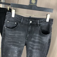 。阿玛尼。2025秋冬高级时装感,超柔牛仔面料 , 浅色洗水牛仔裤。面料很特殊,超细精仿棉纱混纺,超柔舒 。阿玛尼。2025秋冬高级时装感,超柔牛仔面料 , 浅色洗水牛仔裤。面料很特殊,超细精仿棉纱混纺,超柔舒