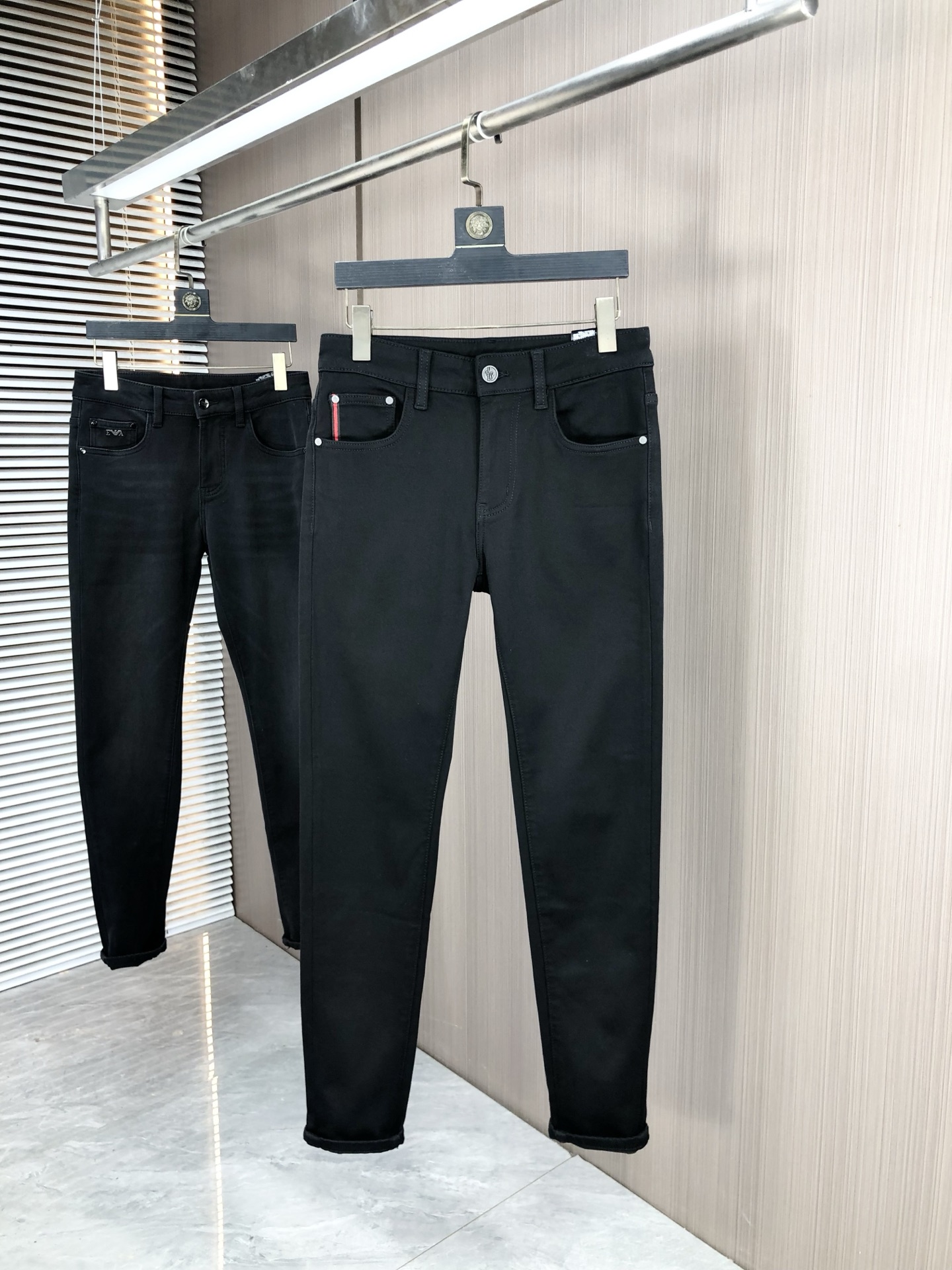 NO:530005,.The 2025 autumn and winter high-end fashion sense, super soft denim fabric, light-colored washing jeans. The fabric is very special, super fine imitation cotton yarn blend, super soft and comfortable. It has a casual and casual sense of denim, and 5 also has a relaxed and fashionable feeling. The cloth is refreshing, slightly stretchy, super soft and long-lasting, the whole pants are all traditional hand-wiping technology, natural stone grinding and light fermentation washing. Details are exquisite. Size 29-38,, Moncler, jeans, alexander wang19860909.蒙口.2025秋冬高级时装感,超柔牛仔面料 , 浅色洗水牛仔裤. 面料很特殊,超细精仿棉纱混纺,超柔舒适感. 具备牛仔随性感 ,休闲感 ,5亦有轻松感 ,时尚感. 布面清爽,微弹力,超柔穿着时间长, 整条裤子全传统手擦工艺,自然石磨轻酵洗水.细节精致感. 尺码29-38,,Moncler,jeans,alexander wang,Men's clothing