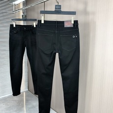 。蒙口。2025秋冬高级时装感,超柔牛仔面料 , 浅色洗水牛仔裤。面料很特殊,超细精仿棉纱混纺,超柔舒适 。蒙口。2025秋冬高级时装感,超柔牛仔面料 , 浅色洗水牛仔裤。面料很特殊,超细精仿棉纱混纺,超柔舒适