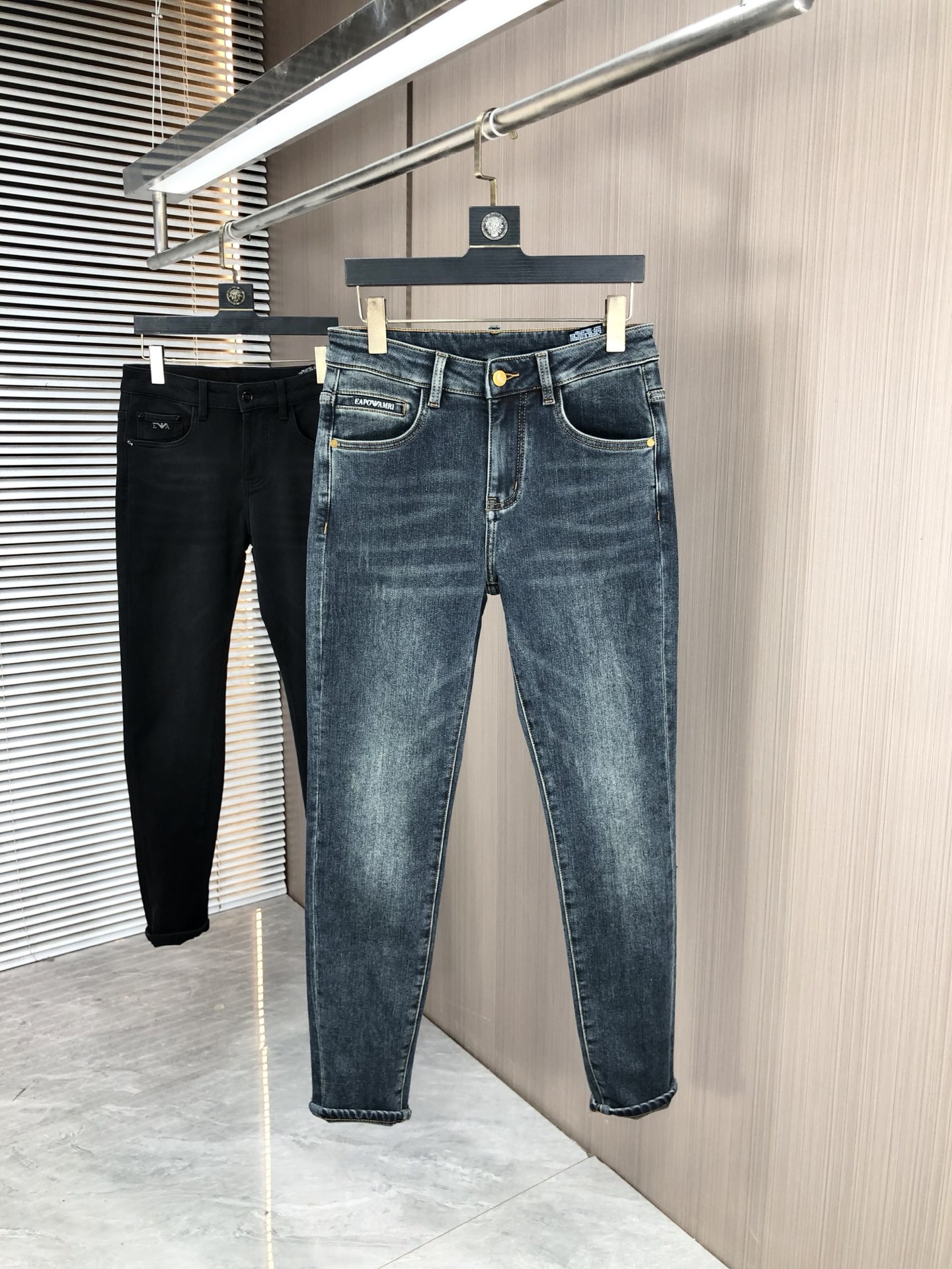 NO:530006,.Amani. 2025 autumn and winter high-end fashion sense, super soft denim fabric, light-colored washing jeans. The fabric is very special, super fine imitation cotton yarn blend, super soft and comfortable. It has a casual and casual sense of denim, and 5 also has a relaxed and fashionable feeling. The cloth is refreshing, slightly stretchy, super soft and long wearing time, the whole pants are all traditional hand-wiping technology, natural stone grinding and light fermentation washing. Details are exquisite. Size 29-38,,armani, jeans, alexander wang19860909.阿玛尼.2025秋冬高级时装感,超柔牛仔面料 , 浅色洗水牛仔裤. 面料很特殊,超细精仿棉纱混纺,超柔舒适感. 具备牛仔随性感 ,休闲感 ,5亦有轻松感 ,时尚感. 布面清爽,微弹力,超柔穿着时间长, 整条裤子全传统手擦工艺,自然石磨轻酵洗水.细节精致感. 尺码29-38,,armani,jeans,alexander wang,Men's clothing