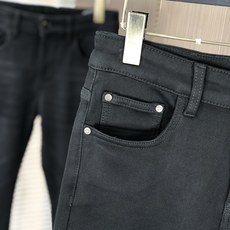 。Dior。2025秋冬高级时装感,超柔牛仔面料 , 浅色洗水牛仔裤。面料很特殊,超细精仿棉纱混纺,超柔 。Dior。2025秋冬高级时装感,超柔牛仔面料 , 浅色洗水牛仔裤。面料很特殊,超细精仿棉纱混纺,超柔