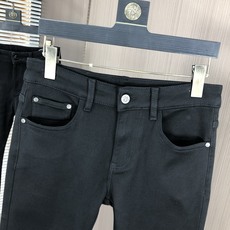 。Dior。2025秋冬高级时装感,超柔牛仔面料 , 浅色洗水牛仔裤。面料很特殊,超细精仿棉纱混纺,超柔 。Dior。2025秋冬高级时装感,超柔牛仔面料 , 浅色洗水牛仔裤。面料很特殊,超细精仿棉纱混纺,超柔