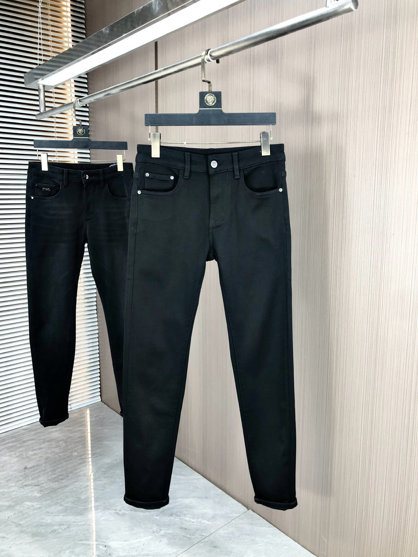 NO:530007,.Dior.2025 autumn and winter high-end fashion sense, super soft denim fabric, light-colored washing jeans. The fabric is very special, super fine imitation cotton yarn blend, super soft and comfortable. It has a casual and casual sense of denim, and also has a relaxed and fashionable feeling. The cloth is refreshing, slightly stretchy, super soft and long-lasting, the whole pants are all traditional hand-wiping technology, natural stone grinding and light fermentation washing. Details are exquisite. Size 29-38,,dior,jeans,alexander wang19860909.Dior.2025秋冬高级时装感,超柔牛仔面料 , 浅色洗水牛仔裤. 面料很特殊,超细精仿棉纱混纺,超柔舒适感. 具备牛仔随性感 ,休闲感 ,5亦有轻松感 ,时尚感. 布面清爽,微弹力,超柔穿着时间长, 整条裤子全传统手擦工艺,自然石磨轻酵洗水.细节精致感. 尺码29-38,,dior,jeans,alexander wang,Men's clothing