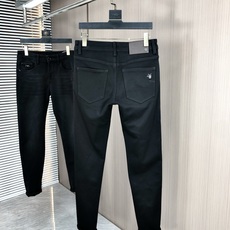 。Dior。2025秋冬高级时装感,超柔牛仔面料 , 浅色洗水牛仔裤。面料很特殊,超细精仿棉纱混纺,超柔 。Dior。2025秋冬高级时装感,超柔牛仔面料 , 浅色洗水牛仔裤。面料很特殊,超细精仿棉纱混纺,超柔