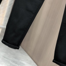 。Dior。2025秋冬高级时装感,超柔牛仔面料 , 浅色洗水牛仔裤。面料很特殊,超细精仿棉纱混纺,超柔 。Dior。2025秋冬高级时装感,超柔牛仔面料 , 浅色洗水牛仔裤。面料很特殊,超细精仿棉纱混纺,超柔