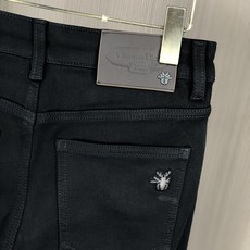。Dior。2025秋冬高级时装感,超柔牛仔面料 , 浅色洗水牛仔裤。面料很特殊,超细精仿棉纱混纺,超柔 。Dior。2025秋冬高级时装感,超柔牛仔面料 , 浅色洗水牛仔裤。面料很特殊,超细精仿棉纱混纺,超柔