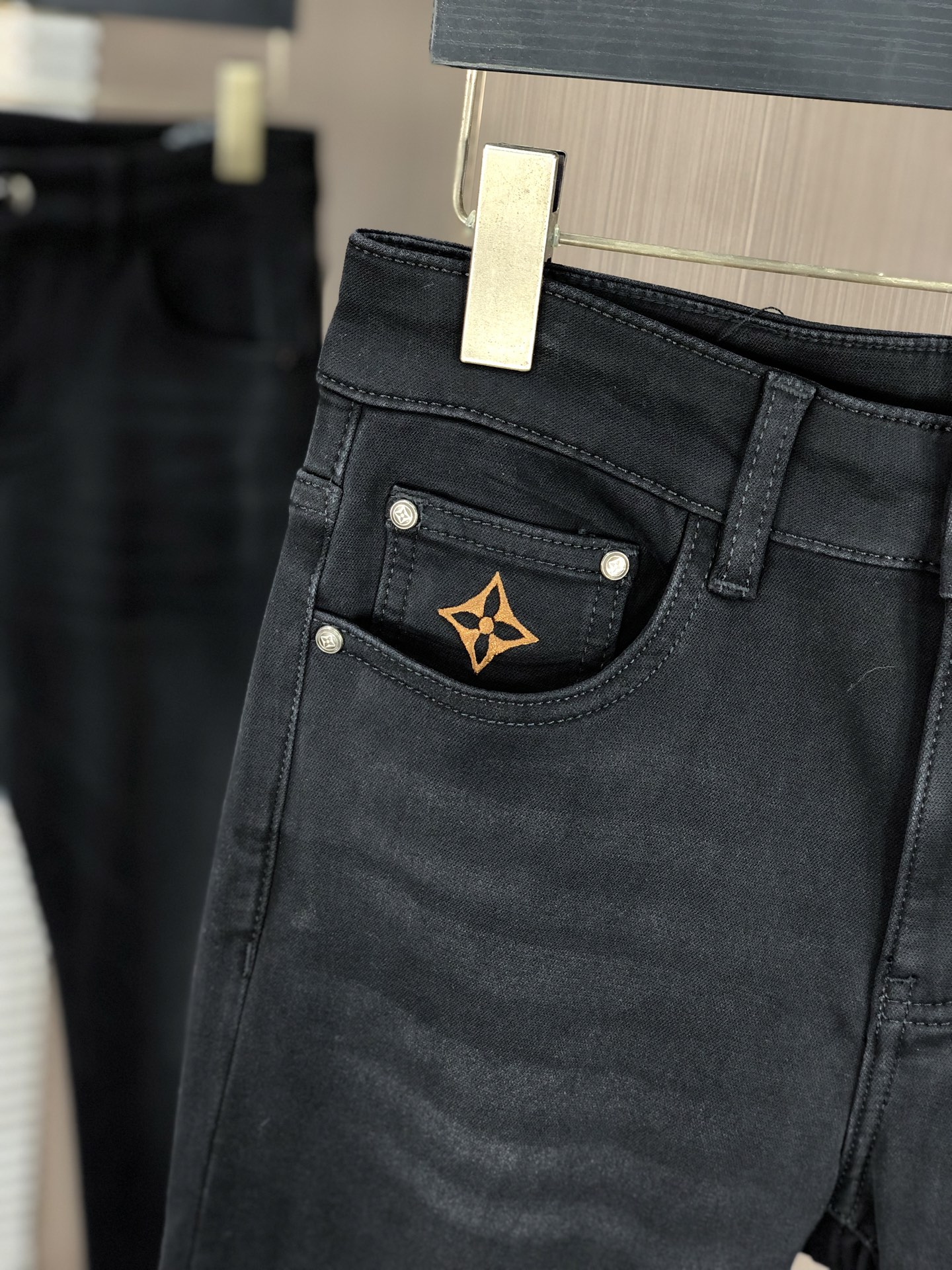 。Lv。2025秋冬高级时装感，超柔牛仔面料 , 浅色洗水牛仔裤。面料很特殊，超细精仿棉纱混纺，超柔舒适