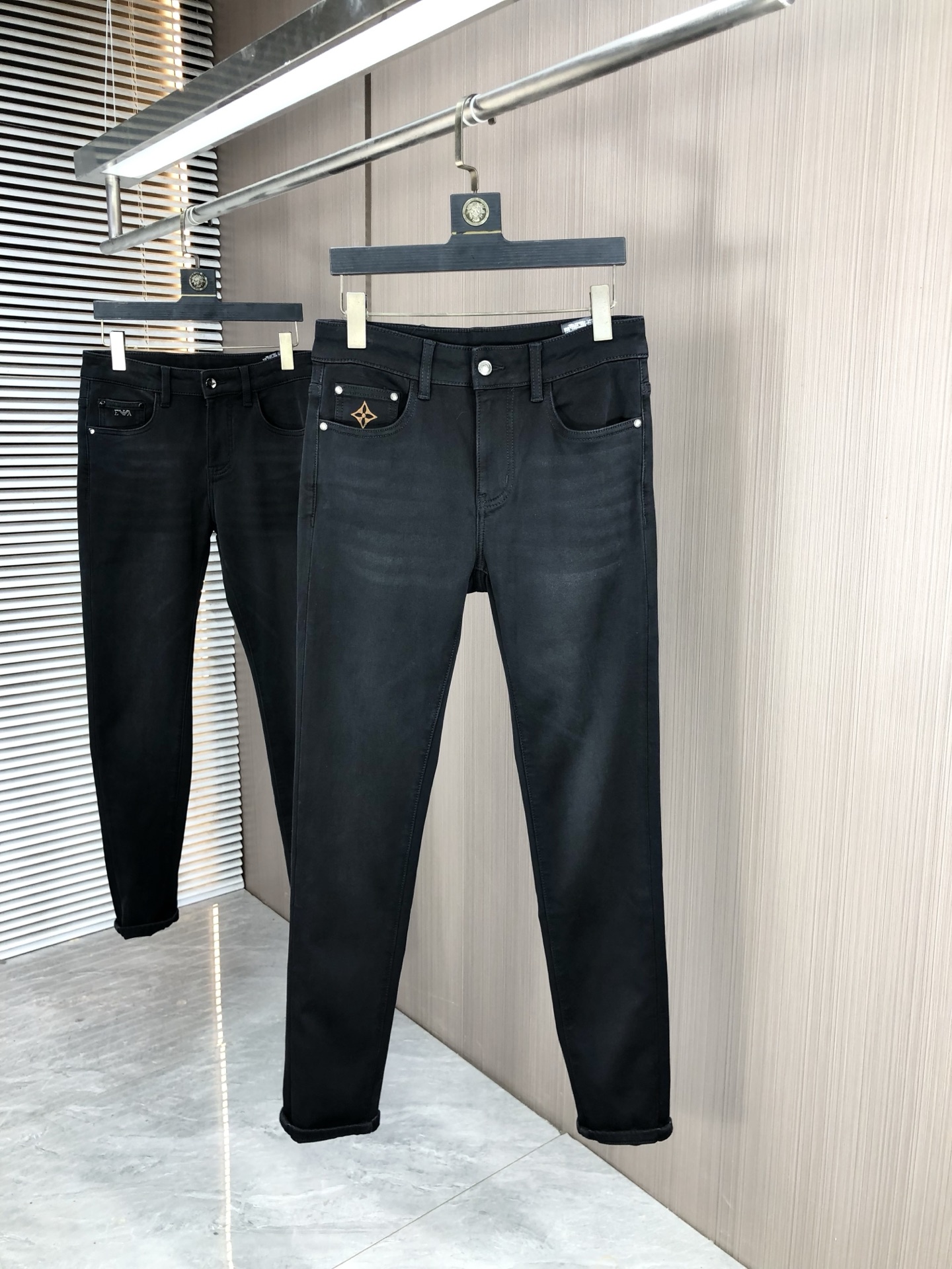 NO:530008,.Lv.2025 autumn and winter high-end fashion sense, super soft denim fabric, light-colored washing jeans. The fabric is very special, super fine imitation cotton yarn blend, super soft and comfortable. It has a casual and casual sense of denim, and 5 also has a relaxed and fashionable feeling. The cloth is refreshing, slightly stretchy, super soft and long wearing time, the whole pants are all traditional hand-wiping technology, natural stone grinding and light fermentation washing. Details are exquisite. Size 29-38,,louis vuitton, jeans, alexander wang19860909.Lv.2025秋冬高级时装感,超柔牛仔面料 , 浅色洗水牛仔裤. 面料很特殊,超细精仿棉纱混纺,超柔舒适感. 具备牛仔随性感 ,休闲感 ,5亦有轻松感 ,时尚感. 布面清爽,微弹力,超柔穿着时间长, 整条裤子全传统手擦工艺,自然石磨轻酵洗水.细节精致感. 尺码29-38,,louis vuitton,jeans,alexander wang,Men's clothing