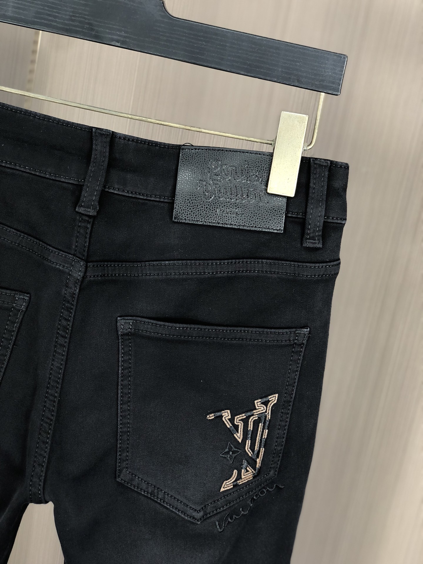 。Lv。2025秋冬高级时装感，超柔牛仔面料 , 浅色洗水牛仔裤。面料很特殊，超细精仿棉纱混纺，超柔舒适