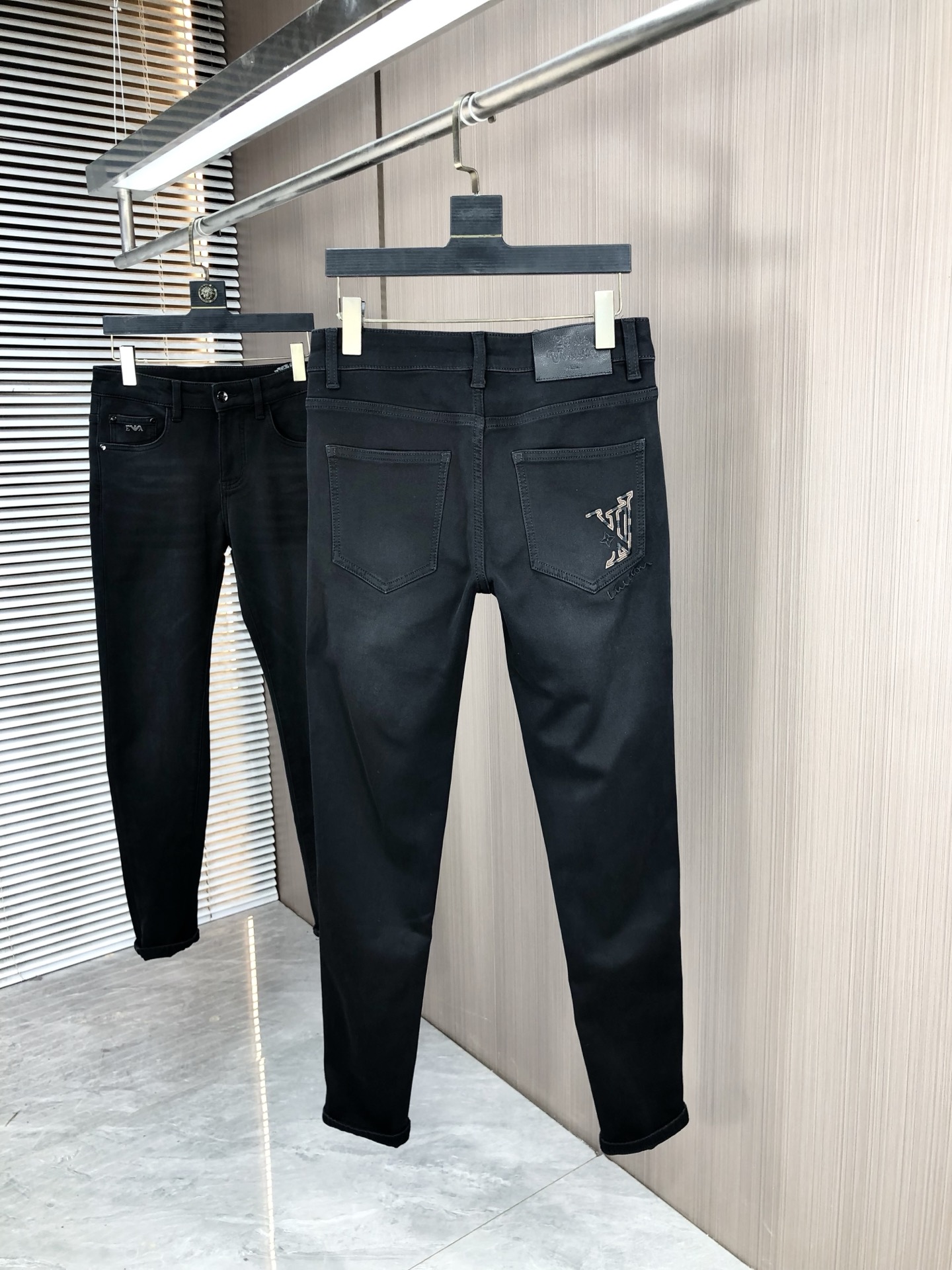 。Lv。2025秋冬高级时装感，超柔牛仔面料 , 浅色洗水牛仔裤。面料很特殊，超细精仿棉纱混纺，超柔舒适