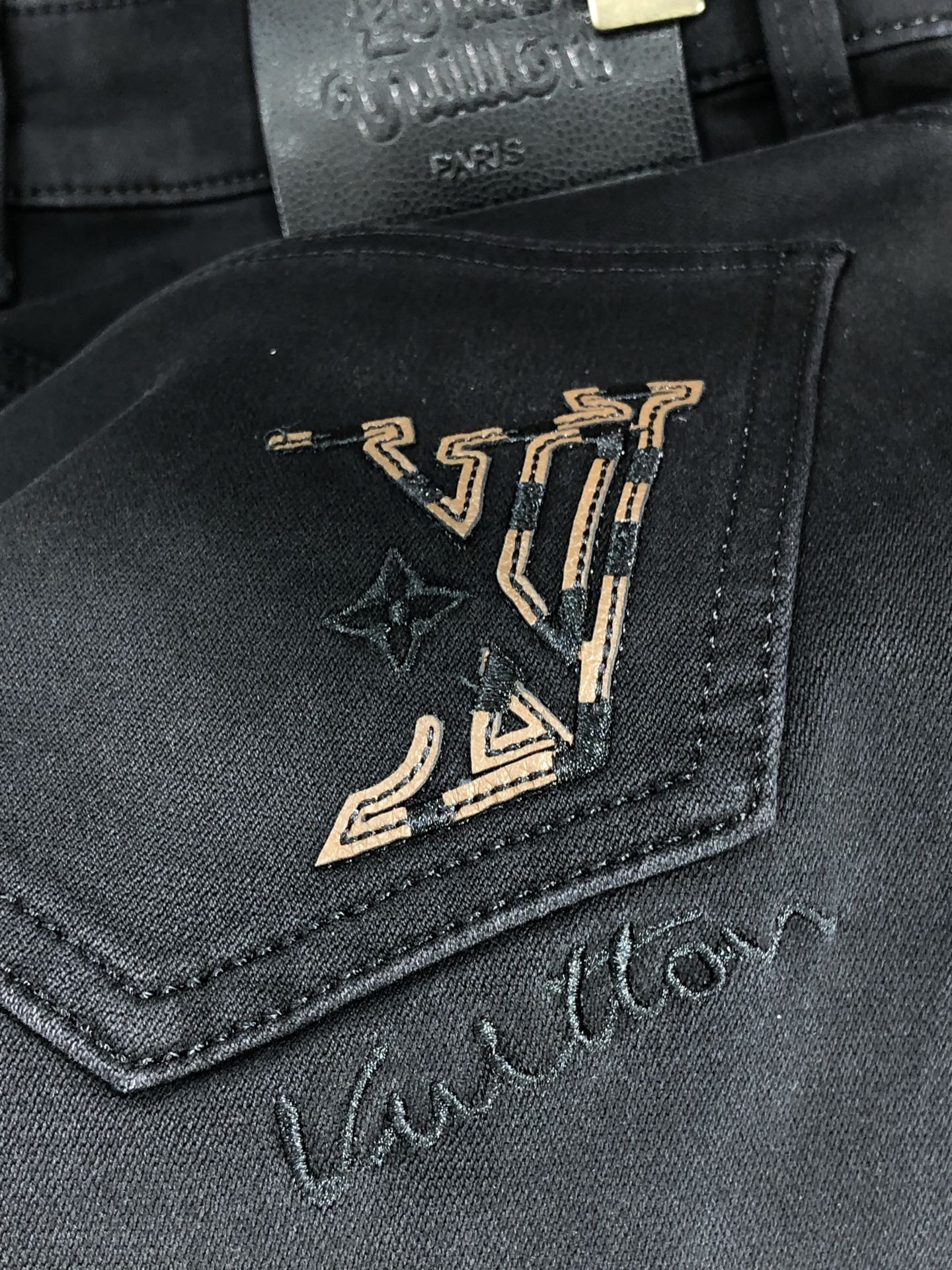 。Lv。2025秋冬高级时装感，超柔牛仔面料 , 浅色洗水牛仔裤。面料很特殊，超细精仿棉纱混纺，超柔舒适
