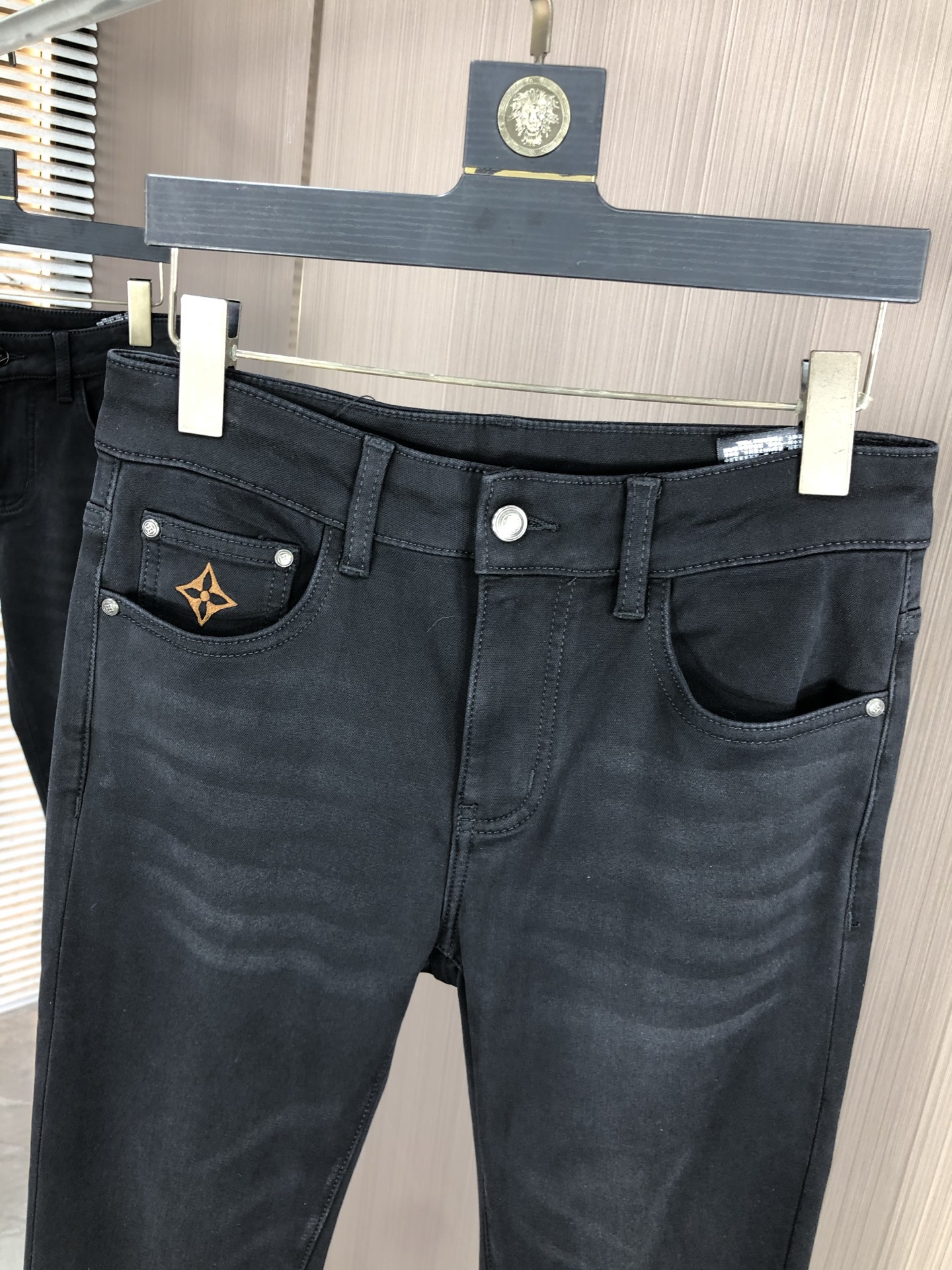 。Lv。2025秋冬高级时装感，超柔牛仔面料 , 浅色洗水牛仔裤。面料很特殊，超细精仿棉纱混纺，超柔舒适