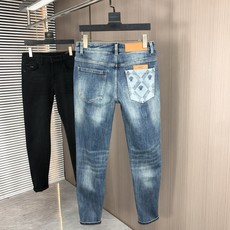 。范思哲。2025秋冬高级时装感,超柔牛仔面料 , 浅色洗水牛仔裤。面料很特殊,超细精仿棉纱混纺,超柔舒 。范思哲。2025秋冬高级时装感,超柔牛仔面料 , 浅色洗水牛仔裤。面料很特殊,超细精仿棉纱混纺,超柔舒