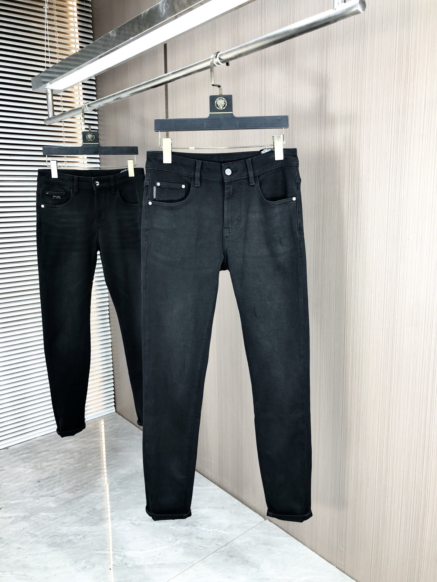NO:529168,.Balenciaga. 2025 autumn and winter high-end fashion sense, super soft denim fabric, light-colored washing jeans. The fabric is very special, super fine imitation cotton yarn blend, super soft and comfortable. It has a casual and casual sense of denim, and 5 also has a relaxed and fashionable feeling. The cloth is refreshing, slightly stretchy, super soft and long wearing time, the whole pants are all traditional hand-wiping technology, natural stone grinding and light fermentation washing. Details are exquisite. Size 29-38,,balenciaga, jeans,alexander wang19860909.巴黎世家.2025秋冬高级时装感,超柔牛仔面料 , 浅色洗水牛仔裤. 面料很特殊,超细精仿棉纱混纺,超柔舒适感. 具备牛仔随性感 ,休闲感 ,5亦有轻松感 ,时尚感. 布面清爽,微弹力,超柔穿着时间长, 整条裤子全传统手擦工艺,自然石磨轻酵洗水.细节精致感. 尺码29-38,,balenciaga,jeans,alexander wang,Men's clothing