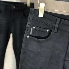 。巴黎世家。2025秋冬高级时装感,超柔牛仔面料 , 浅色洗水牛仔裤。面料很特殊,超细精仿棉纱混纺,超柔 。巴黎世家。2025秋冬高级时装感,超柔牛仔面料 , 浅色洗水牛仔裤。面料很特殊,超细精仿棉纱混纺,超柔