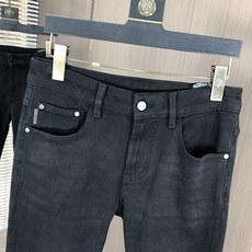。巴黎世家。2025秋冬高级时装感,超柔牛仔面料 , 浅色洗水牛仔裤。面料很特殊,超细精仿棉纱混纺,超柔 。巴黎世家。2025秋冬高级时装感,超柔牛仔面料 , 浅色洗水牛仔裤。面料很特殊,超细精仿棉纱混纺,超柔