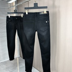 。Gucci。2025秋冬高级时装感,超柔牛仔面料 , 浅色洗水牛仔裤。面料很特殊,超细精仿棉纱混纺,超 。Gucci。2025秋冬高级时装感,超柔牛仔面料 , 浅色洗水牛仔裤。面料很特殊,超细精仿棉纱混纺,超