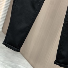 。Gucci。2025秋冬高级时装感,超柔牛仔面料 , 浅色洗水牛仔裤。面料很特殊,超细精仿棉纱混纺,超 。Gucci。2025秋冬高级时装感,超柔牛仔面料 , 浅色洗水牛仔裤。面料很特殊,超细精仿棉纱混纺,超
