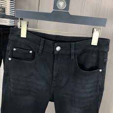 。Gucci。2025秋冬高级时装感,超柔牛仔面料 , 浅色洗水牛仔裤。面料很特殊,超细精仿棉纱混纺,超 。Gucci。2025秋冬高级时装感,超柔牛仔面料 , 浅色洗水牛仔裤。面料很特殊,超细精仿棉纱混纺,超