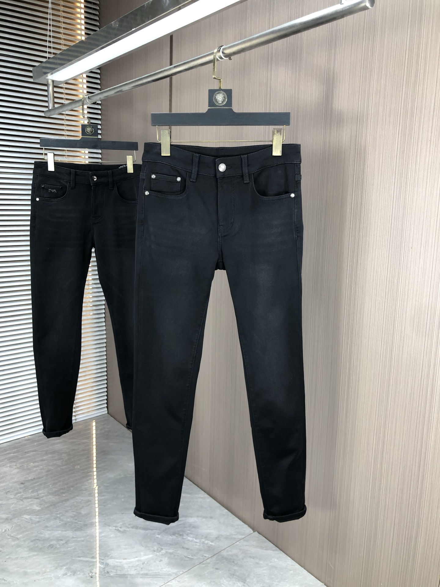 。Gucci。2025秋冬高级时装感，超柔牛仔面料 , 浅色洗水牛仔裤。面料很特殊，超细精仿棉纱混纺，超