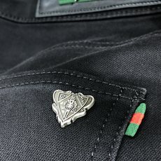 。Gucci。2025秋冬高级时装感,超柔牛仔面料 , 浅色洗水牛仔裤。面料很特殊,超细精仿棉纱混纺,超 。Gucci。2025秋冬高级时装感,超柔牛仔面料 , 浅色洗水牛仔裤。面料很特殊,超细精仿棉纱混纺,超