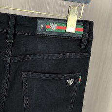 。Gucci。2025秋冬高级时装感,超柔牛仔面料 , 浅色洗水牛仔裤。面料很特殊,超细精仿棉纱混纺,超 。Gucci。2025秋冬高级时装感,超柔牛仔面料 , 浅色洗水牛仔裤。面料很特殊,超细精仿棉纱混纺,超