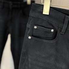 。Gucci。2025秋冬高级时装感,超柔牛仔面料 , 浅色洗水牛仔裤。面料很特殊,超细精仿棉纱混纺,超 。Gucci。2025秋冬高级时装感,超柔牛仔面料 , 浅色洗水牛仔裤。面料很特殊,超细精仿棉纱混纺,超