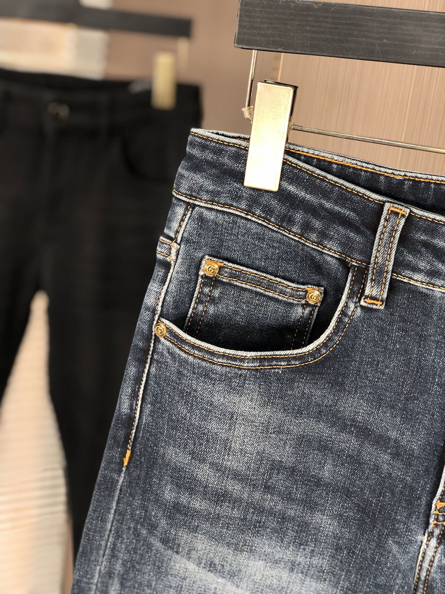 。Gucci。2025秋冬高级时装感，超柔牛仔面料 , 浅色洗水牛仔裤。面料很特殊，超细精仿棉纱混纺，超