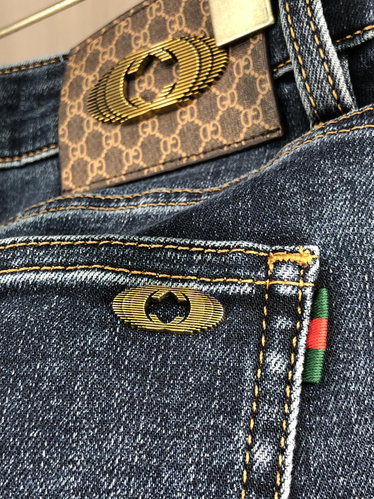 。Gucci。2025秋冬高级时装感，超柔牛仔面料 , 浅色洗水牛仔裤。面料很特殊，超细精仿棉纱混纺，超