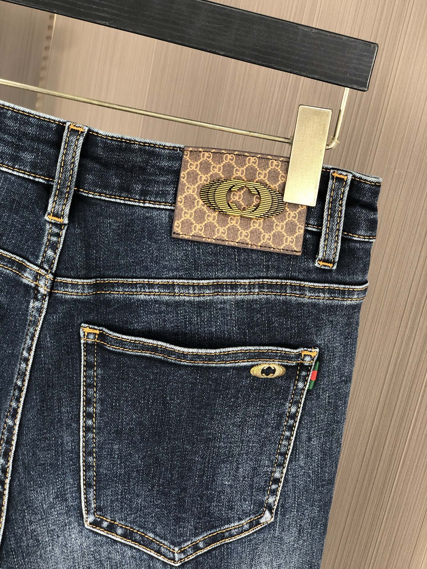 。Gucci。2025秋冬高级时装感，超柔牛仔面料 , 浅色洗水牛仔裤。面料很特殊，超细精仿棉纱混纺，超