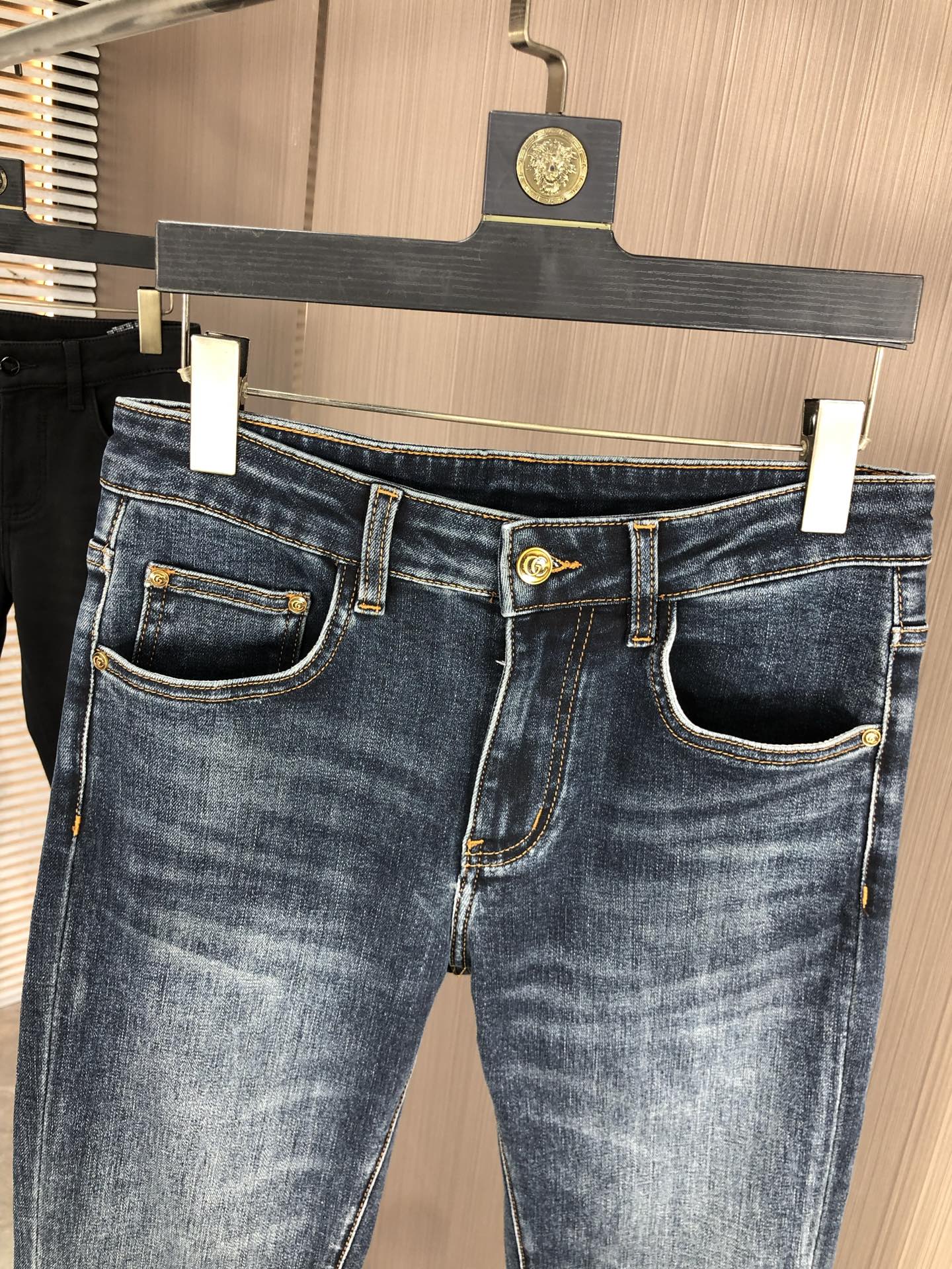 。Gucci。2025秋冬高级时装感，超柔牛仔面料 , 浅色洗水牛仔裤。面料很特殊，超细精仿棉纱混纺，超