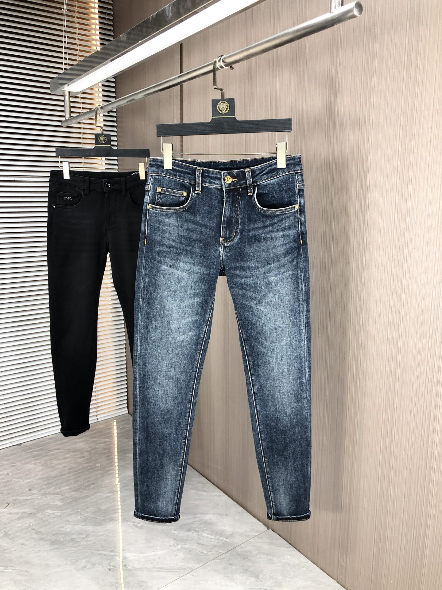 NO:529171,.Gucci.2025 autumn and winter high-end fashion sense, super soft denim fabric, light-colored washing jeans. The fabric is very special, super fine imitation cotton yarn blend, super soft and comfortable. It has a casual and casual sense of denim, and 5 also has a relaxed and fashionable feeling. The cloth is refreshing, slightly stretchy, super soft and long wearing time, the whole pants are all traditional hand-wiping technology, natural stone grinding and light fermentation washing. Details are exquisite. Size 29-38,,gucci,jeans,alexander wang19860909.Gucci.2025秋冬高级时装感,超柔牛仔面料 , 浅色洗水牛仔裤. 面料很特殊,超细精仿棉纱混纺,超柔舒适感. 具备牛仔随性感 ,休闲感 ,5亦有轻松感 ,时尚感. 布面清爽,微弹力,超柔穿着时间长, 整条裤子全传统手擦工艺,自然石磨轻酵洗水.细节精致感. 尺码29-38,,gucci,jeans,alexander wang,Men's clothing