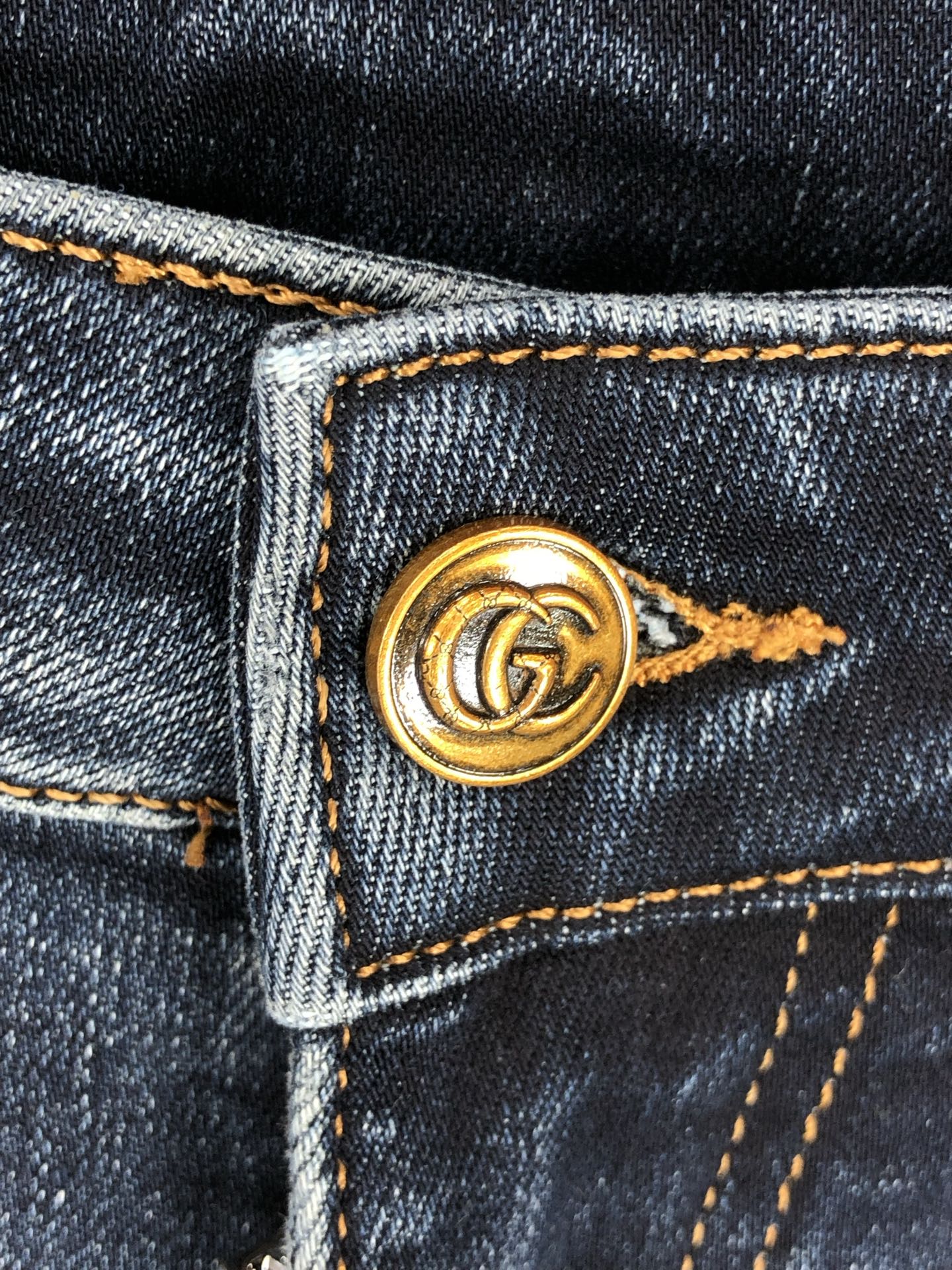 。Gucci。2025秋冬高级时装感，超柔牛仔面料 , 浅色洗水牛仔裤。面料很特殊，超细精仿棉纱混纺，超