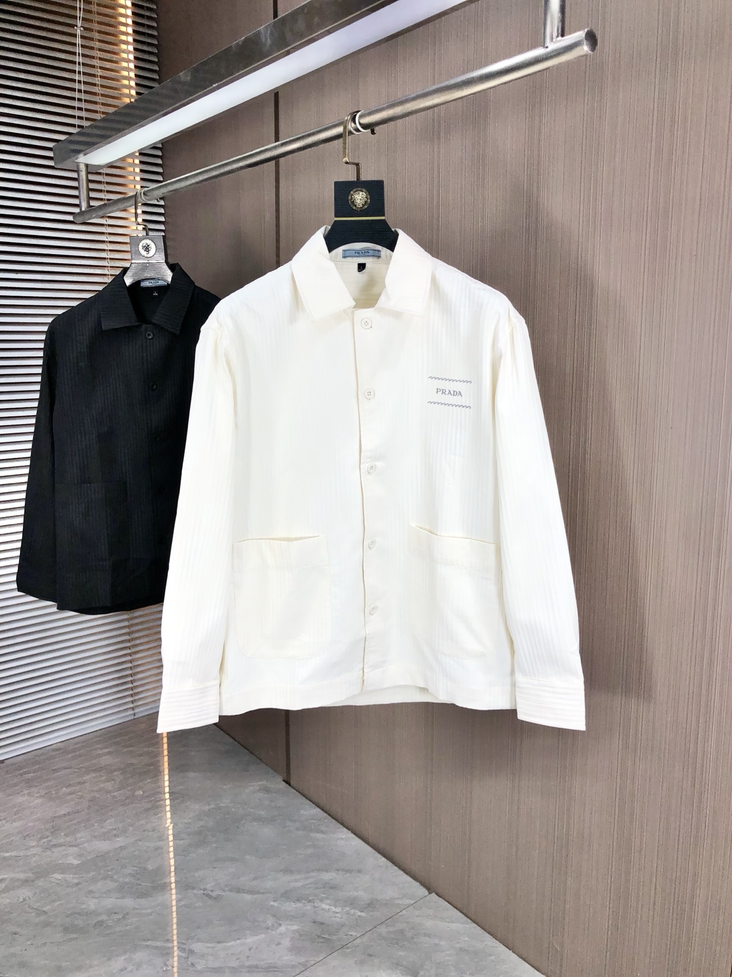 。普拉达。四季款时尚新品👔男士长袖衬衣 同步👍🏼采用高档顶级面料  绝不起球 舒适精致，上身效果极佳  
