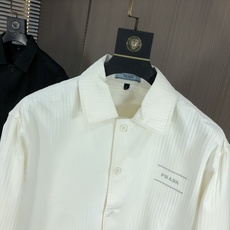 。普拉达。四季款时尚新品👔男士长袖衬衣 同步👍🏼采用高档顶级面料 绝不起球 舒适精致,上身效果极佳 。普拉达。四季款时尚新品👔男士长袖衬衣 同步👍🏼采用高档顶级面料 绝不起球 舒适精致,上身效果极佳