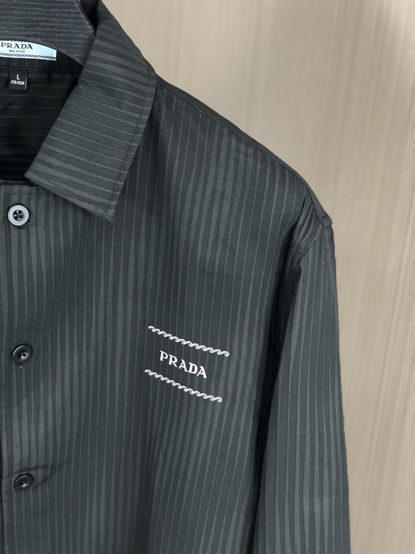 。普拉达。四季款时尚新品👔男士长袖衬衣 同步👍🏼采用高档顶级面料  绝不起球 舒适精致，上身效果极佳  
