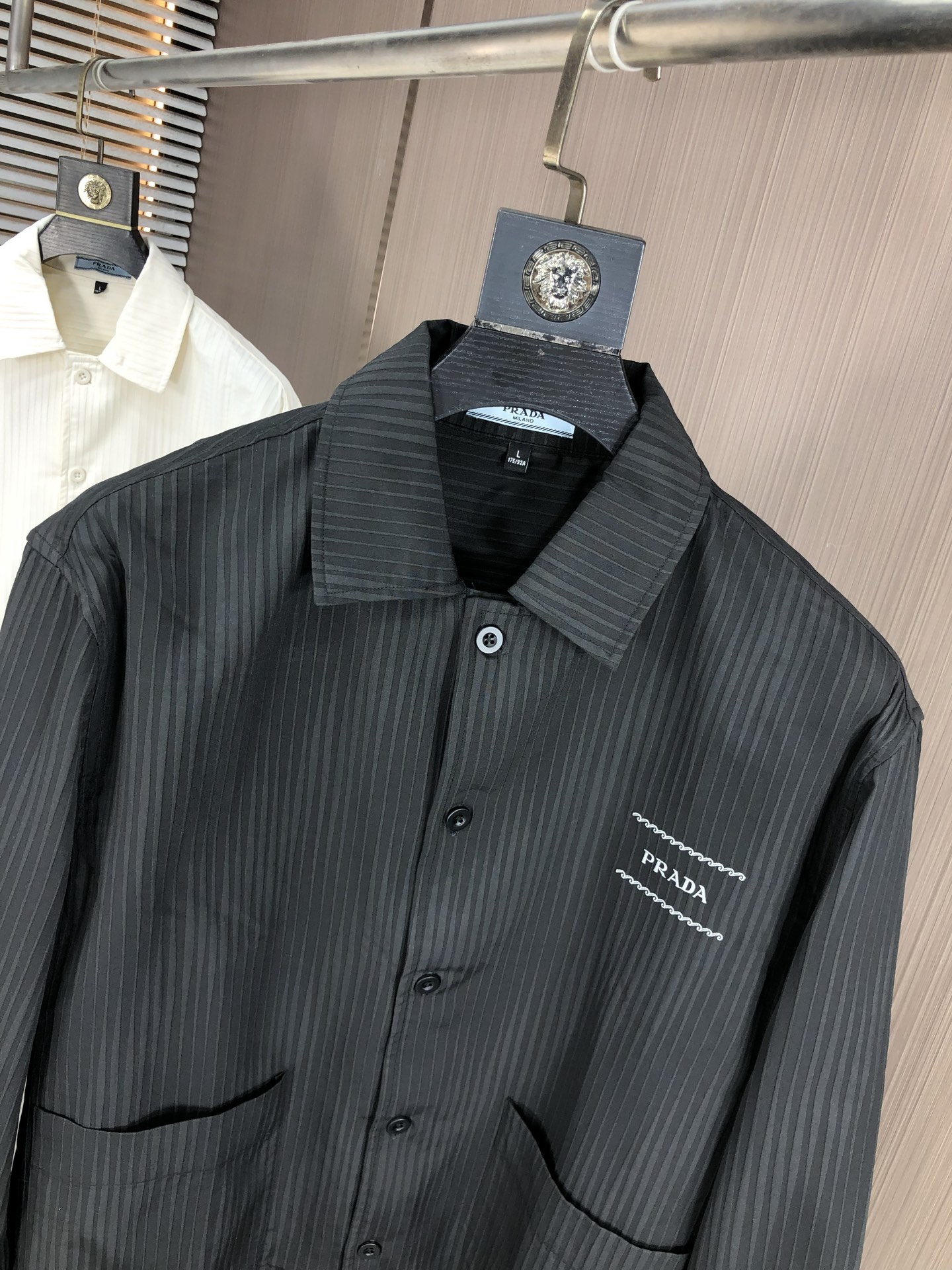 。普拉达。四季款时尚新品👔男士长袖衬衣 同步👍🏼采用高档顶级面料  绝不起球 舒适精致，上身效果极佳  