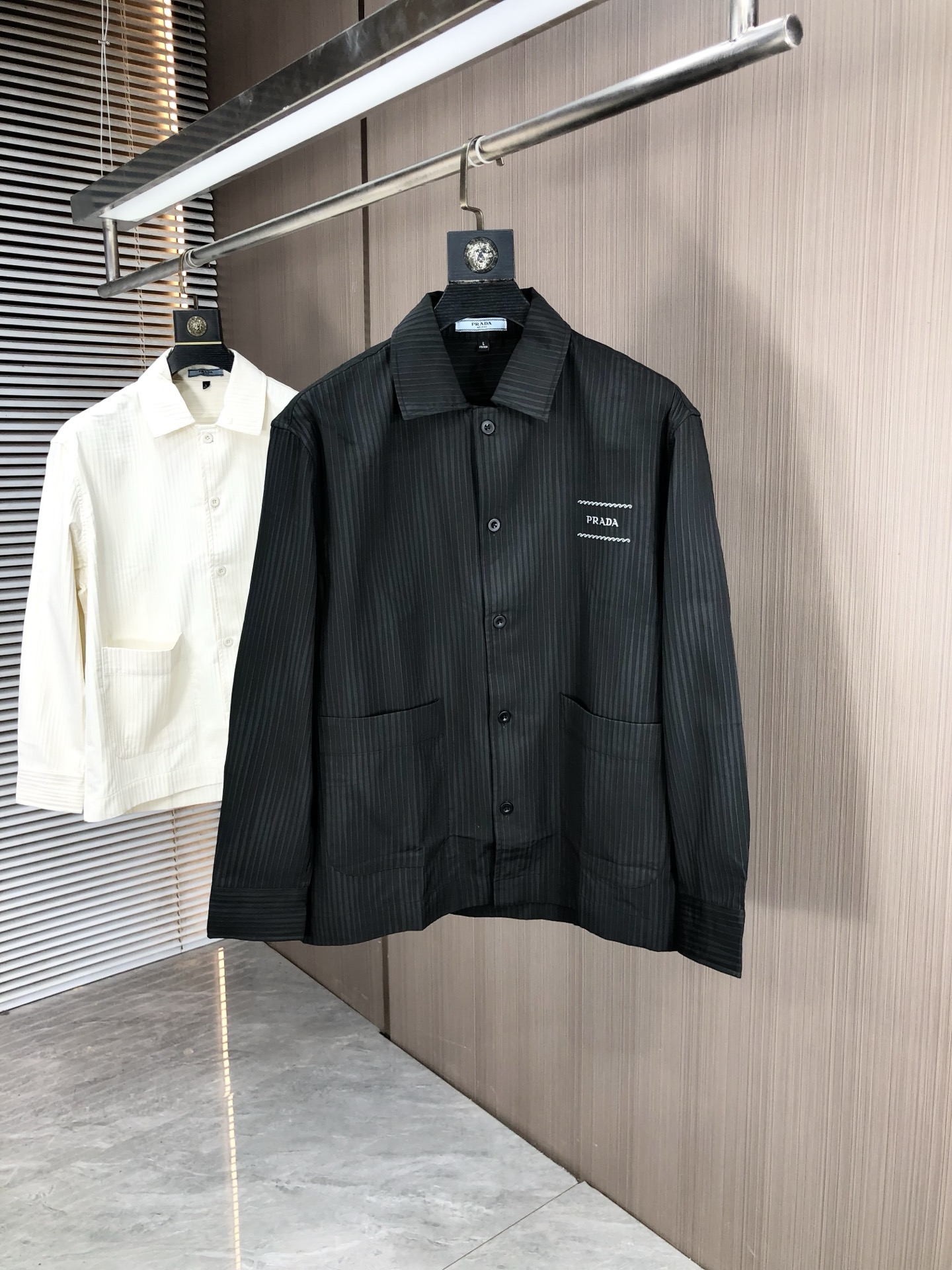 NO:529178,.Prada. A new fashion product for men's long-sleeved shirt for four seasons. It is made of high-end top-grade fabrics and never pills. It is comfortable and exquisite, with excellent upper body effect. The original LOGO matching of luxury brand fully reflects the temperament and taste of men. Fashion and elegant. Aristocratic background. L simple and delicate design. Perfect cutting. The materials are meticulous. The feel is soft and comfortable. Gorgeous colors show the atmosphere!  Counter size M-3XL.m wear 175/130 catties, prada, alexander wang19860909.普拉达. 四季款时尚新品男士长袖衬衣 同步采用高档顶级面料 绝不起球 舒适精致,上身效果极佳 奢华品牌原版LOGO搭配 充分体现男人的气质与品位 时尚优雅 贵族底蕴 L简洁细腻的设计 裁剪完美 用料一丝不苟 手感柔软舒适 华丽色彩 彰显大气！专柜尺码M-3XL.m穿175/130斤,,prada,alexander wang,Men's clothing