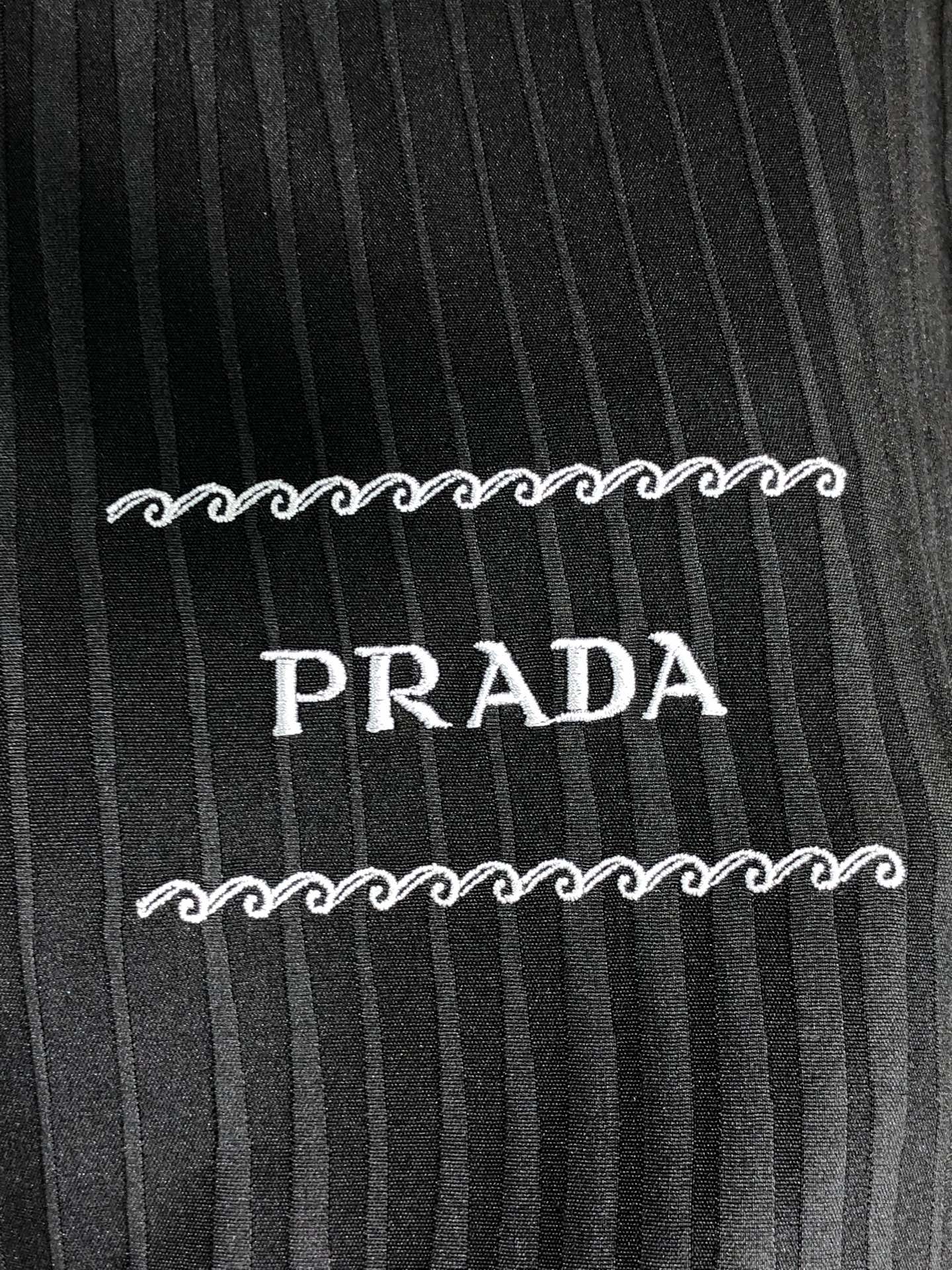 。普拉达。四季款时尚新品👔男士长袖衬衣 同步👍🏼采用高档顶级面料  绝不起球 舒适精致，上身效果极佳  