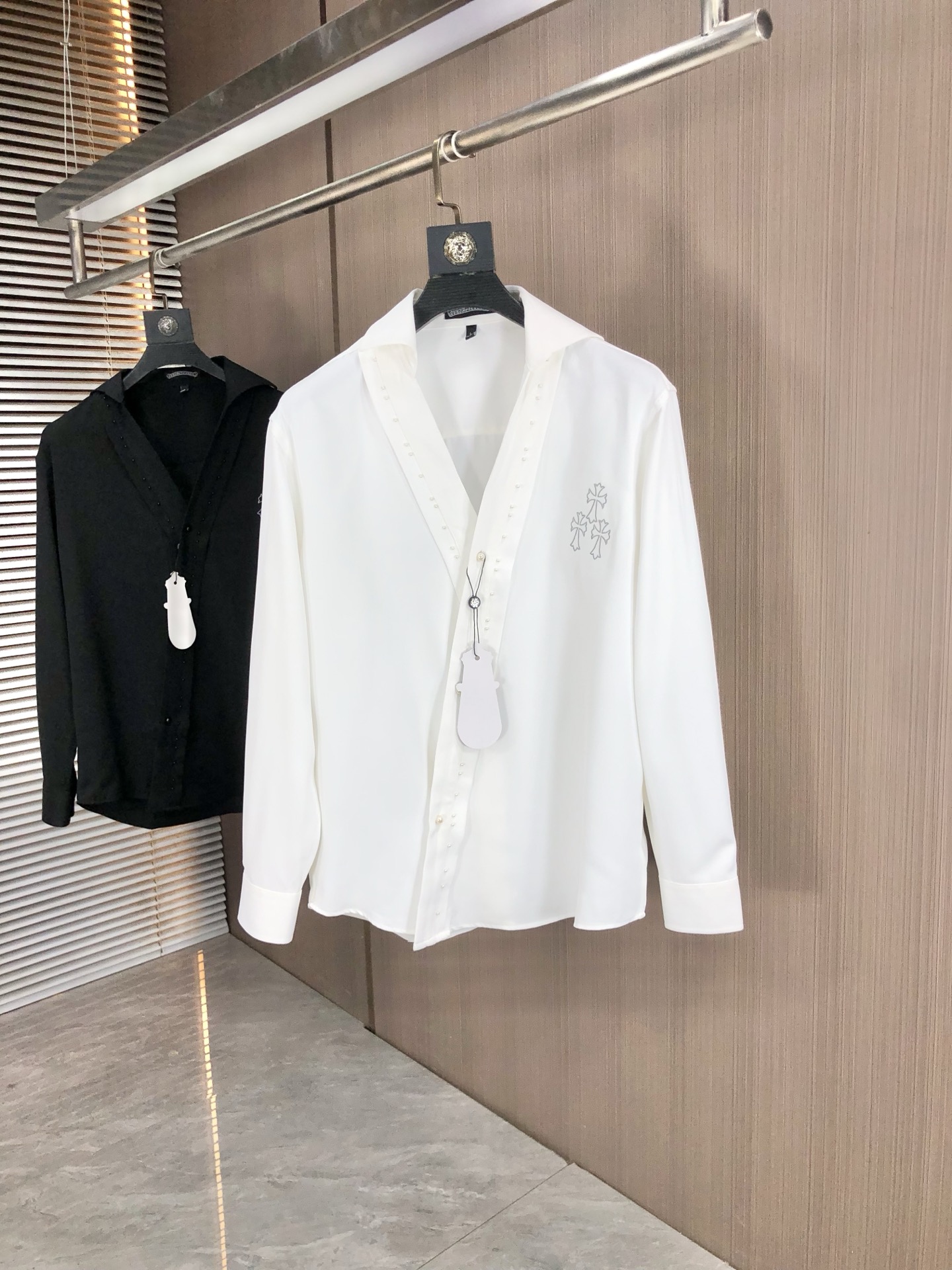 。克罗心。四季款时尚新品👔男士长袖衬衣 同步👍🏼采用高档顶级面料  绝不起球 舒适精致，上身效果极佳  