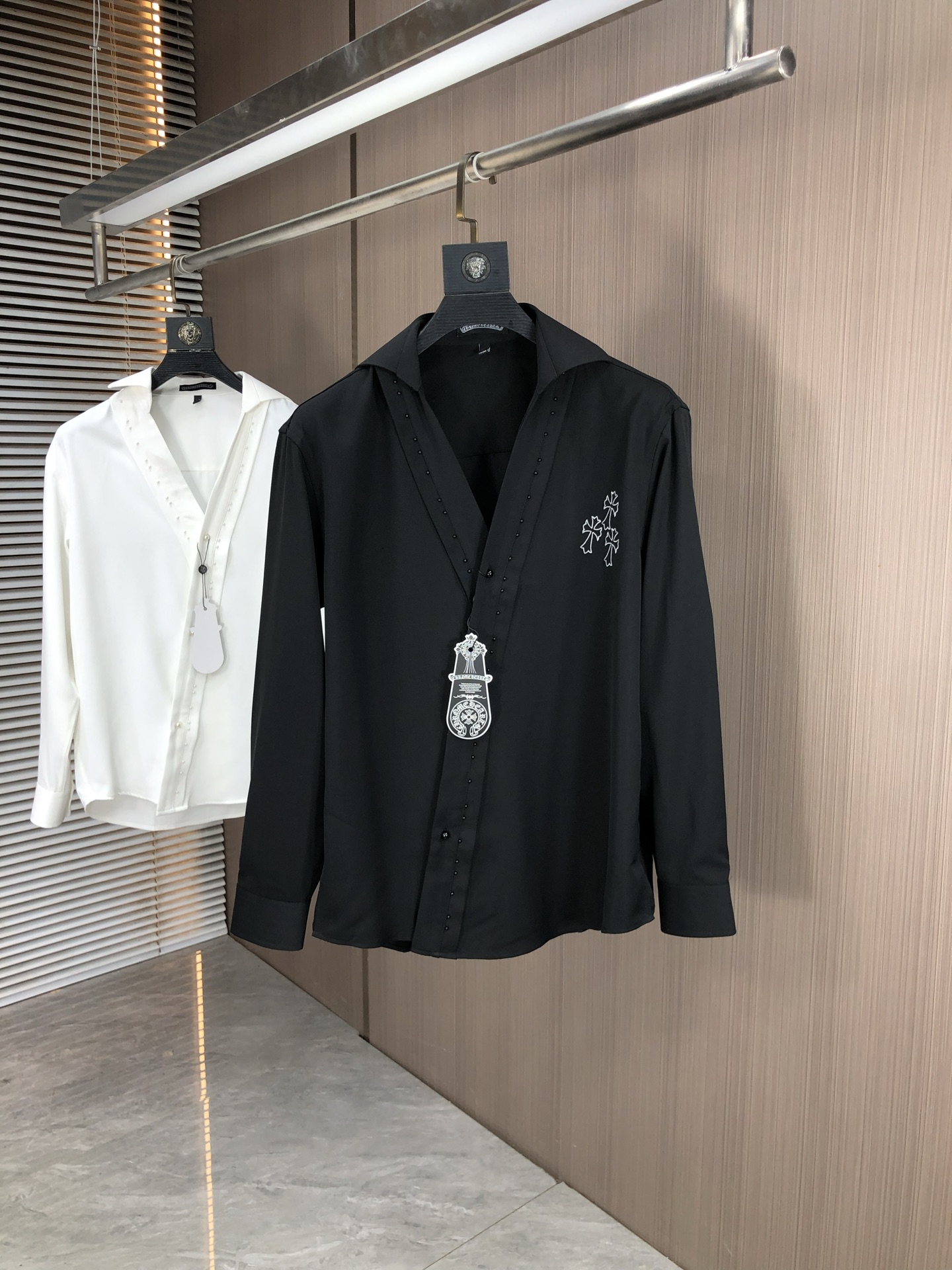 NO:529180,.Croxin. A new fashion product for men's long-sleeved shirt for four seasons. It is made of high-end top-grade fabrics and never pills. It is comfortable and exquisite, with excellent upper body effect. The original LOGO matching of luxury brand fully reflects the temperament and taste of men. Fashion and elegant. Aristocratic background. L simple and delicate design. Perfect cutting. The materials are meticulous. The feel is soft and comfortable. Gorgeous colors show the atmosphere!  Counter size M-3XL.m wear 175/130 catties, chrome hearts, alexander wang19860909.克罗心. 四季款时尚新品男士长袖衬衣 同步采用高档顶级面料 绝不起球 舒适精致,上身效果极佳 奢华品牌原版LOGO搭配 充分体现男人的气质与品位 时尚优雅 贵族底蕴 L简洁细腻的设计 裁剪完美 用料一丝不苟 手感柔软舒适 华丽色彩 彰显大气！专柜尺码M-3XL.m穿175/130斤,,chrome hearts,alexander wang,Men's clothing