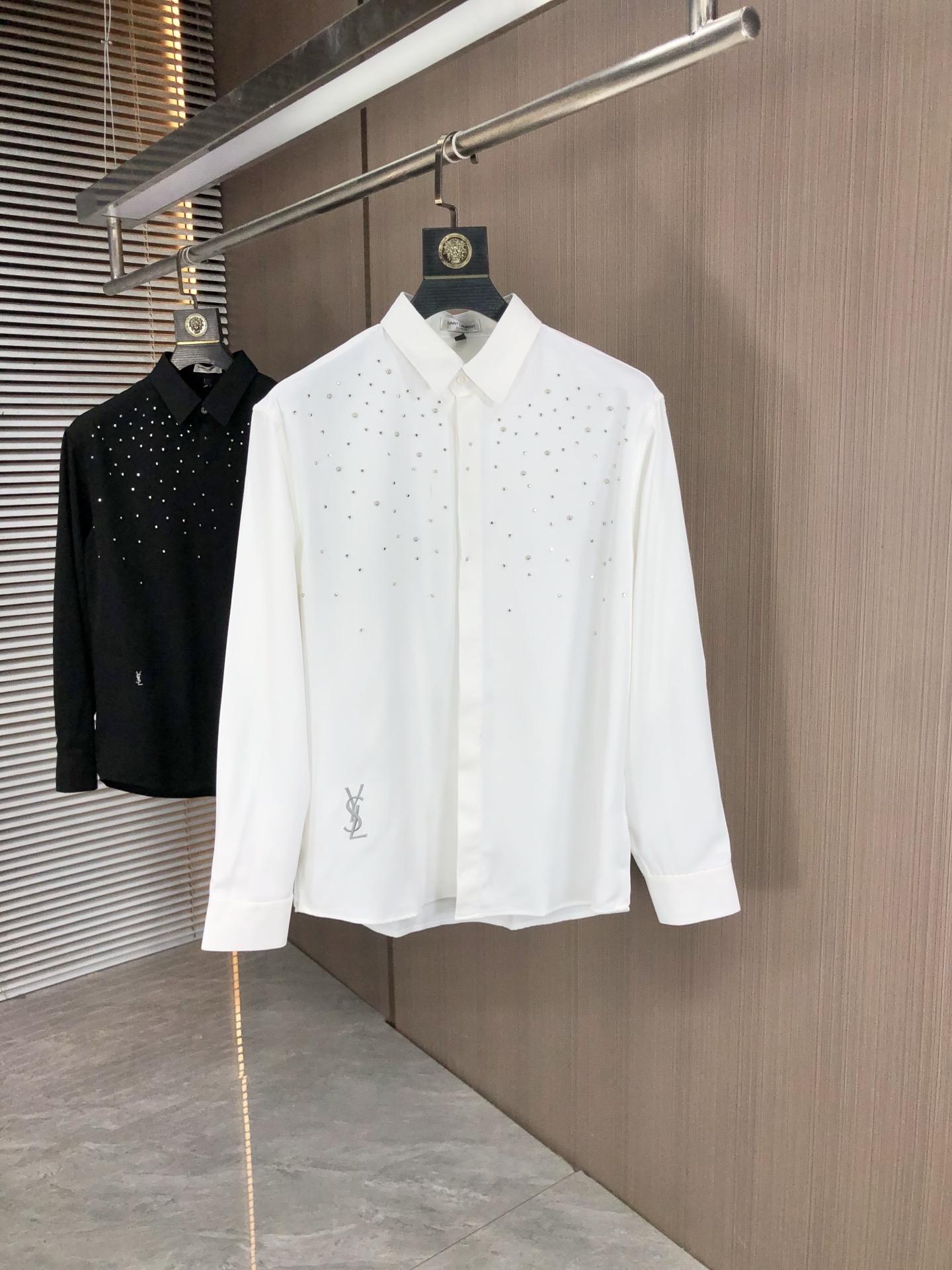 。圣罗兰。四季款时尚新品👔男士长袖衬衣 同步👍🏼采用高档顶级面料  绝不起球 舒适精致，上身效果极佳  